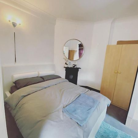 Complete 1 Bedroom Apartment With Wi-Fi, Kitchen, Tv In Heart Of Chiswick, London Bagian luar foto