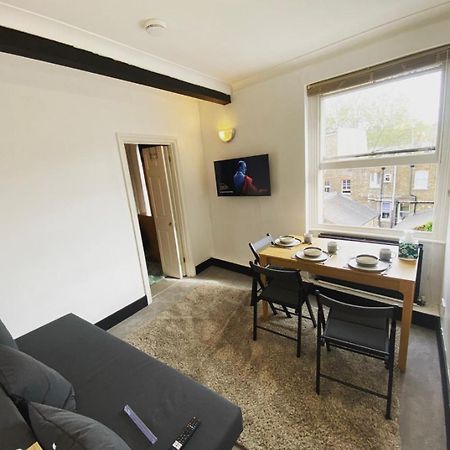Complete 1 Bedroom Apartment With Wi-Fi, Kitchen, Tv In Heart Of Chiswick, London Bagian luar foto