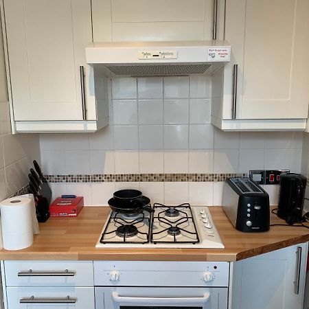 Complete 1 Bedroom Apartment With Wi-Fi, Kitchen, Tv In Heart Of Chiswick, London Bagian luar foto