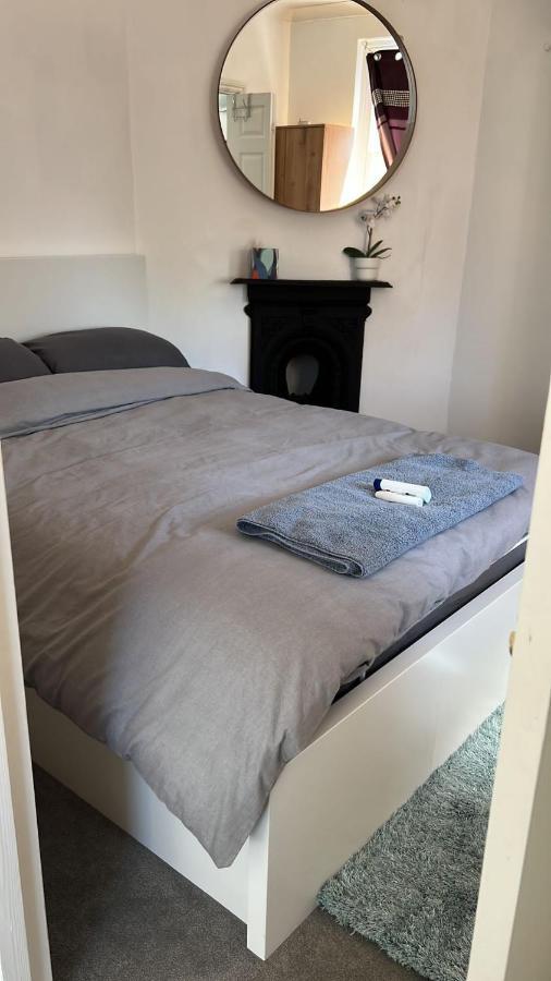 Complete 1 Bedroom Apartment With Wi-Fi, Kitchen, Tv In Heart Of Chiswick, London Bagian luar foto