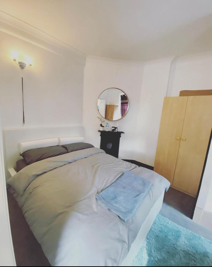 Complete 1 Bedroom Apartment With Wi-Fi, Kitchen, Tv In Heart Of Chiswick, London Bagian luar foto