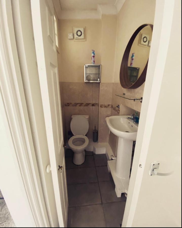 Complete 1 Bedroom Apartment With Wi-Fi, Kitchen, Tv In Heart Of Chiswick, London Bagian luar foto