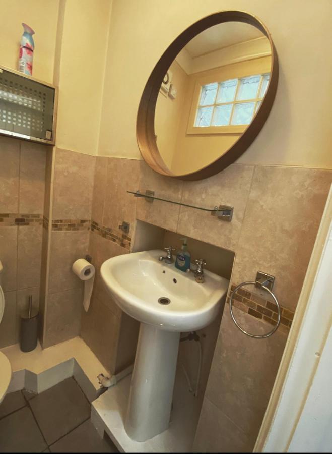 Complete 1 Bedroom Apartment With Wi-Fi, Kitchen, Tv In Heart Of Chiswick, London Bagian luar foto
