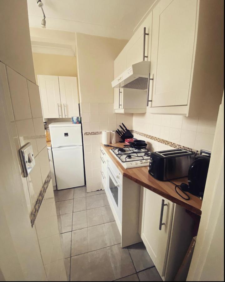 Complete 1 Bedroom Apartment With Wi-Fi, Kitchen, Tv In Heart Of Chiswick, London Bagian luar foto