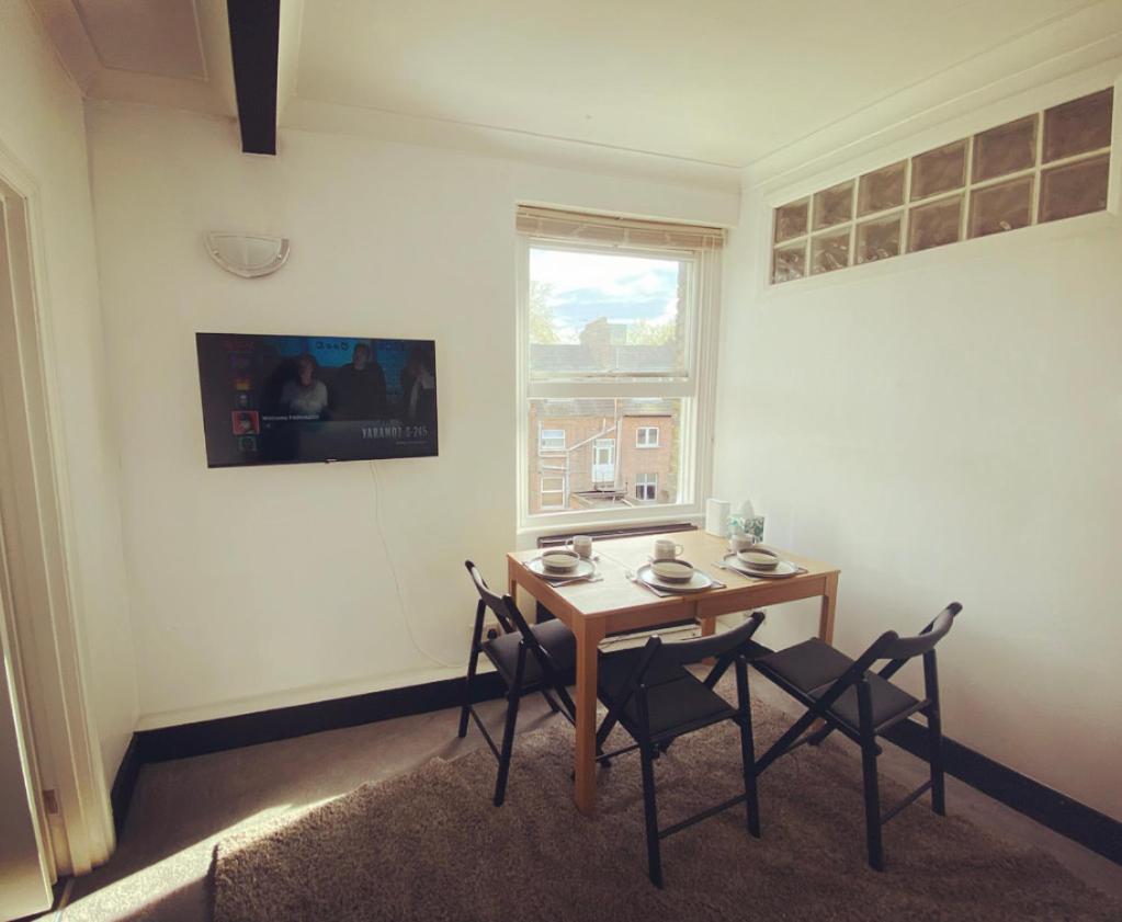 Complete 1 Bedroom Apartment With Wi-Fi, Kitchen, Tv In Heart Of Chiswick, London Bagian luar foto