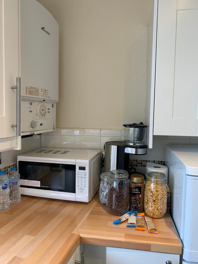 Complete 1 Bedroom Apartment With Wi-Fi, Kitchen, Tv In Heart Of Chiswick, London Bagian luar foto