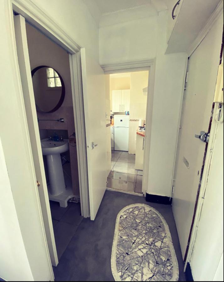 Complete 1 Bedroom Apartment With Wi-Fi, Kitchen, Tv In Heart Of Chiswick, London Bagian luar foto